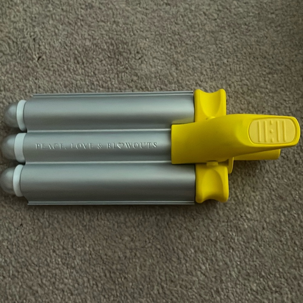 Dry Bar The Beach Bender Triple Barrel Waver Attachment